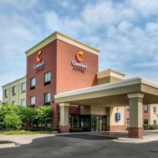 Фотографии гостиницы 
            Comfort Suites Speedway - Kansas City