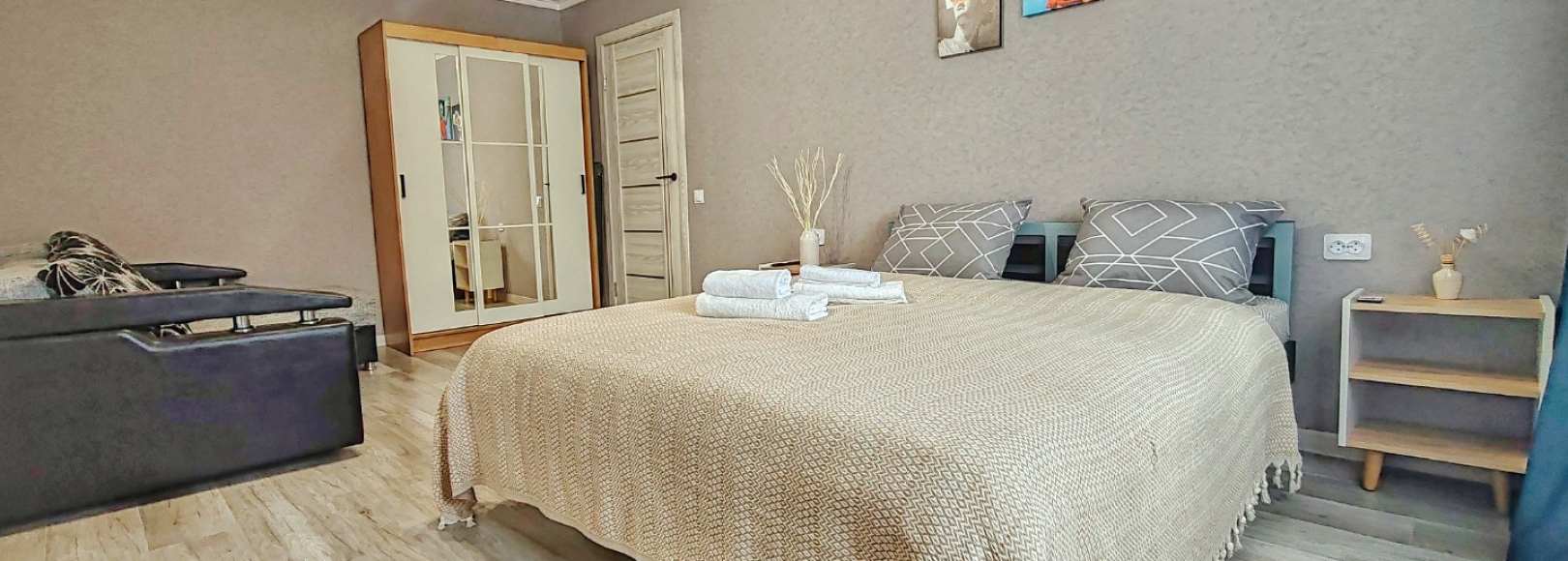 Фотография квартиры Уютно - и точка на Мира с парящей кроватью