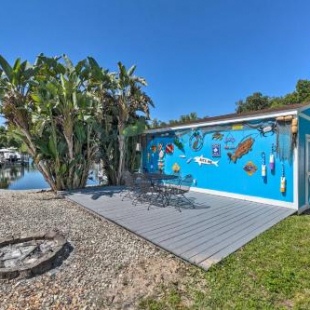 Фотография гостевого дома Colorful Canalfront Home - Boat Dock, Deck, Kayaks