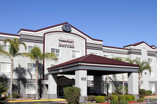 Фотография гостиницы Comfort Suites Fresno River Park