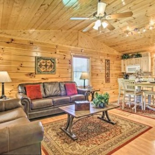 Фотография гостевого дома Quaint Sevierville Cabin with Hot Tub, Yard and 2 Decks