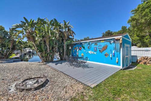 Фотографии гостевого дома 
            Colorful Canalfront Home - Boat Dock, Deck, Kayaks