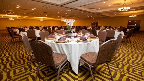 Фотография гостиницы Holiday Inn Greensboro Airport, an IHG Hotel