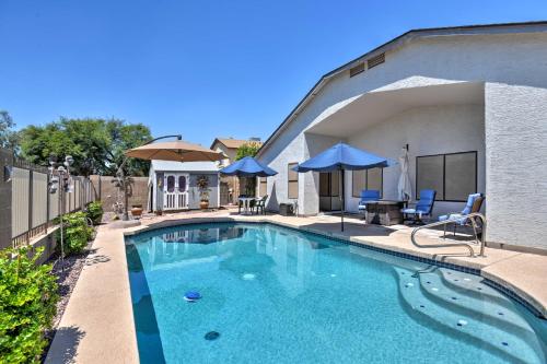 Фотографии гостевого дома 
            Glendale Home with Pool - Walk to NFL and NHL Games!