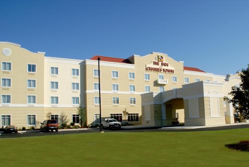 Фотографии гостиницы 
            The Inn at Charles Town / Hollywood Casino