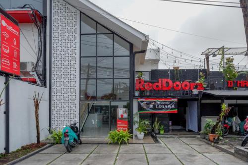 Фотографии гостиницы 
            RedDoorz @ Demangan Sari Residence