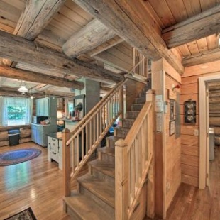 Фотография гостевого дома Expansive Moyie Riverfront Cabin - Pets Welcome!