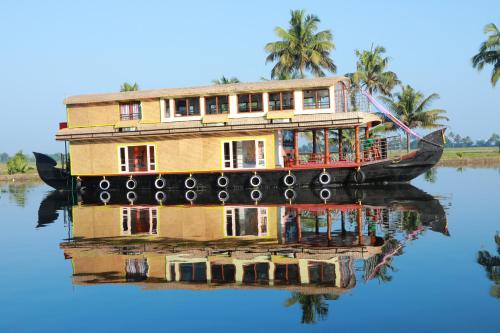 Фотографии мини отеля 
            Beach Paradise Day Cruise Houseboat - VACCINATED STAFF