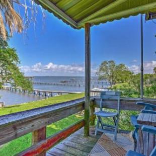 Фотография гостевого дома Las Brisas Home with Lighted Fishing Pier and Kayaks