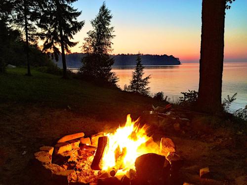 Фотография гостевого дома Pine Cottage on Secret Cove in Parkland