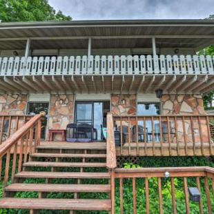 Фотография гостевого дома Spacious Lakefront Getaway with Deck and Boat Dock