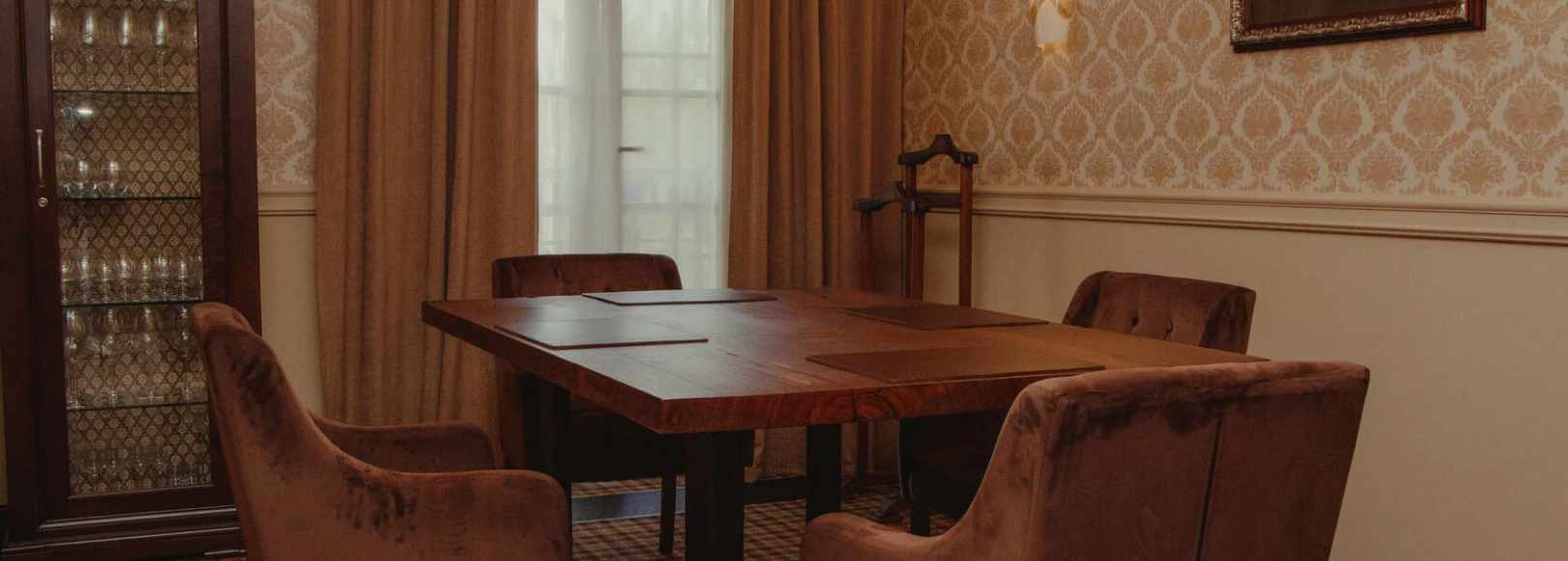 Фотография комнаты для переговоров Петегорная комната №3