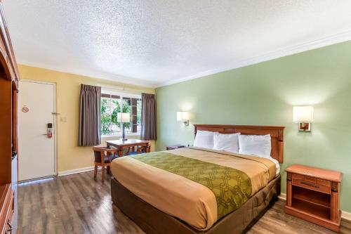 Фотография гостиницы Econo Lodge Woodland near I-5
