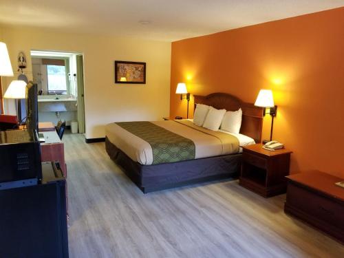 Фотография гостиницы Econo Lodge Inn & Suites Gulfport