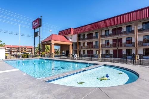 Фотография мини отеля Red Roof Inn & Suites Pigeon Forge Parkway