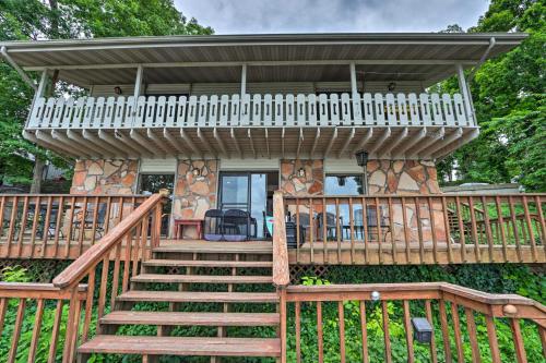 Фотографии гостевого дома 
            Spacious Lakefront Getaway with Deck and Boat Dock