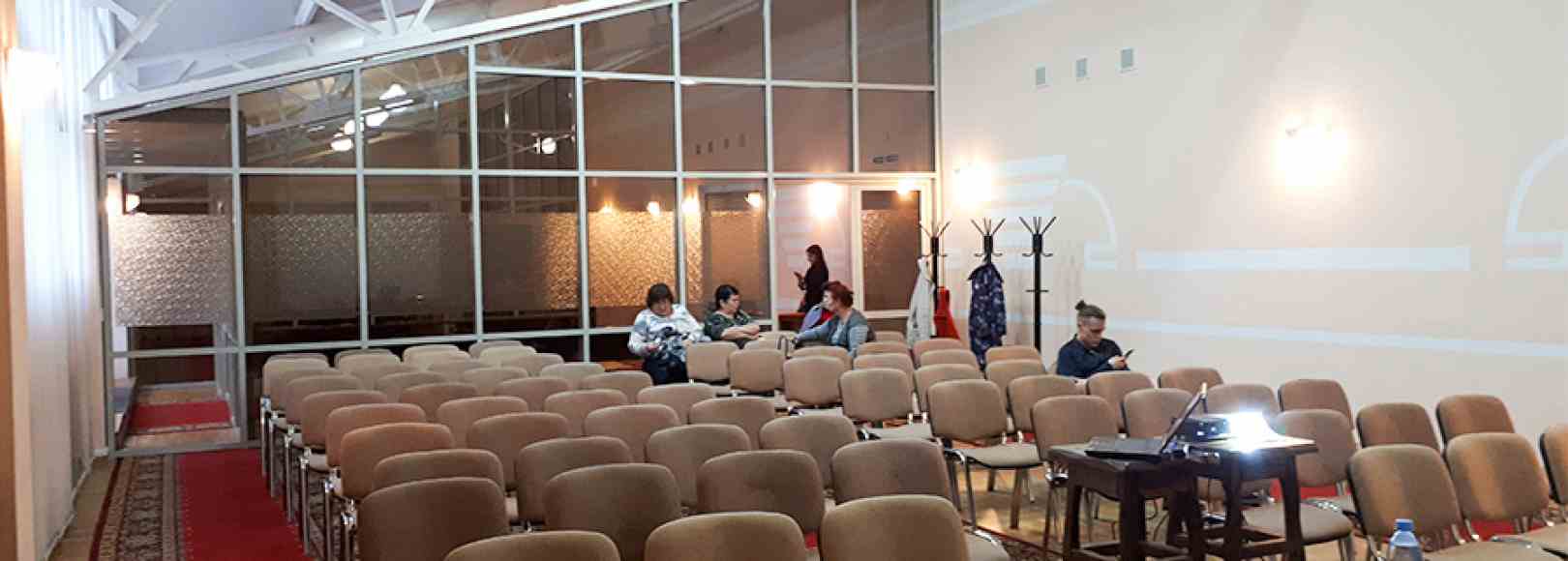 Фотография конференц-зала Платан