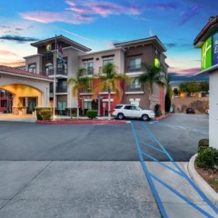 Фотография гостиницы Holiday Inn Express Hotel & Suites Lake Elsinore, an IHG Hotel