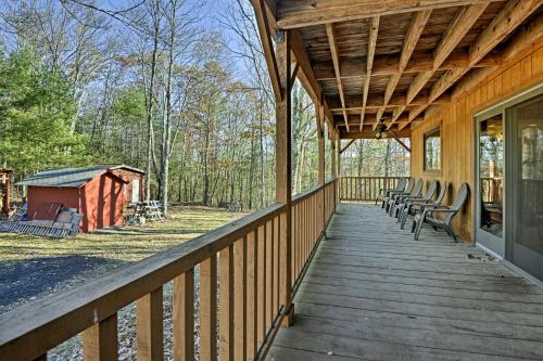 Фотографии гостевого дома 
            Rustic Benton Home on 50 Acres with Deck and Views!