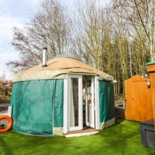 Фотография гостевого дома The Lakeside Yurt, Tewkesbury