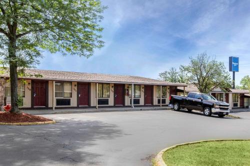 Фотография гостиницы Rodeway Inn Auburn Hills