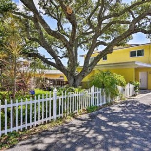 Фотография гостевого дома Downtown Cocoa Beach Townhome - Steps to Shore!