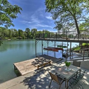 Фотография гостевого дома Waterfront Guadalupe River Lodge Home with Dock!