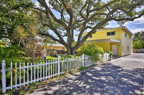 Фотографии гостевого дома 
            Downtown Cocoa Beach Townhome - Steps to Shore!