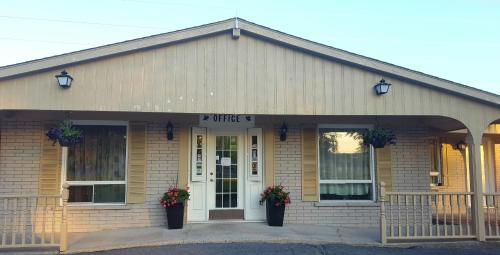 Фотография гостиницы OYO First Canada Hotel Cornwall Hwy 401 ON