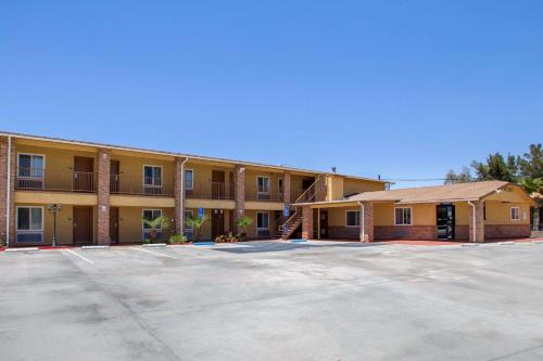 Фотография гостиницы Rodeway Inn Adelanto US 395